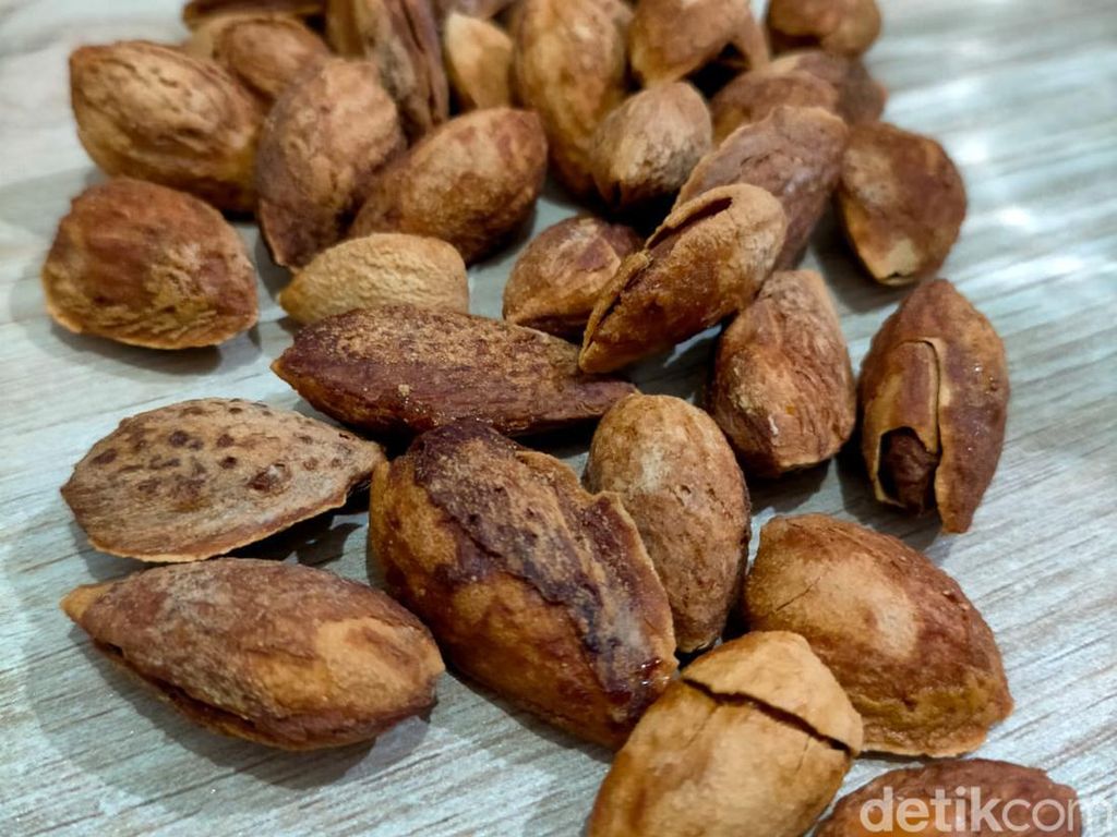 kacang almond